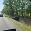 Groźny wypadek w Dobrzeniu Wielkim. Jedno z aut dachowało w rowie