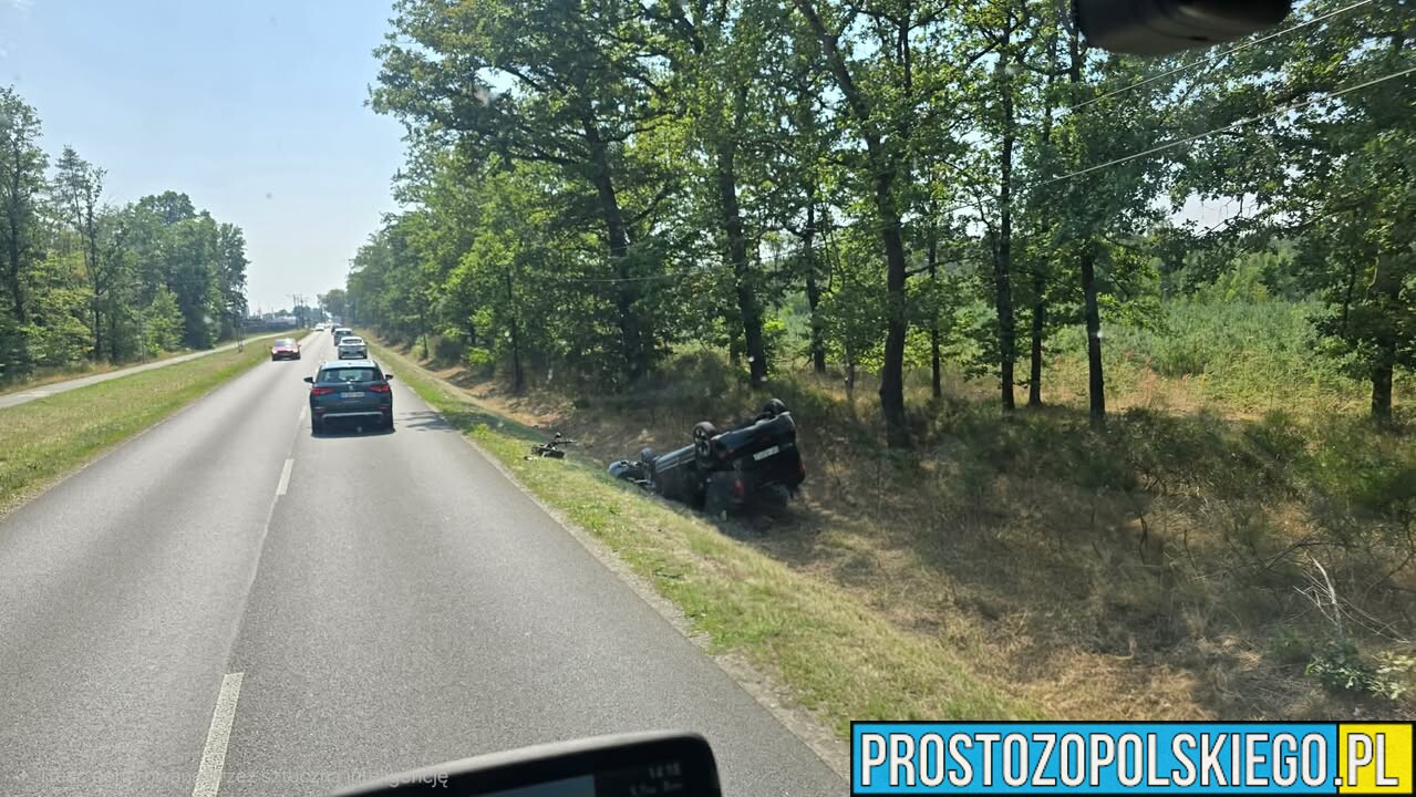 Groźny wypadek w Dobrzeniu Wielkim. Jedno z aut dachowało w rowie