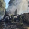 Pożar maszyny leśnej w Dąbrówce Dolnej. Ogień objął także poszycie lasu