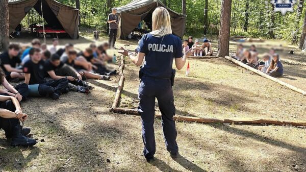 Policjanci i strażacy odwiedzili harcerzy w Kucobach. Rozmawiali o bezpiecznych wakacjach