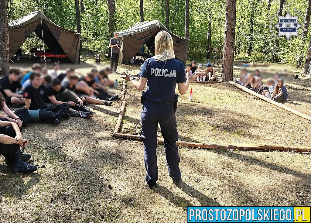 Policjanci i strażacy odwiedzili harcerzy w Kucobach. Rozmawiali o bezpiecznych wakacjach