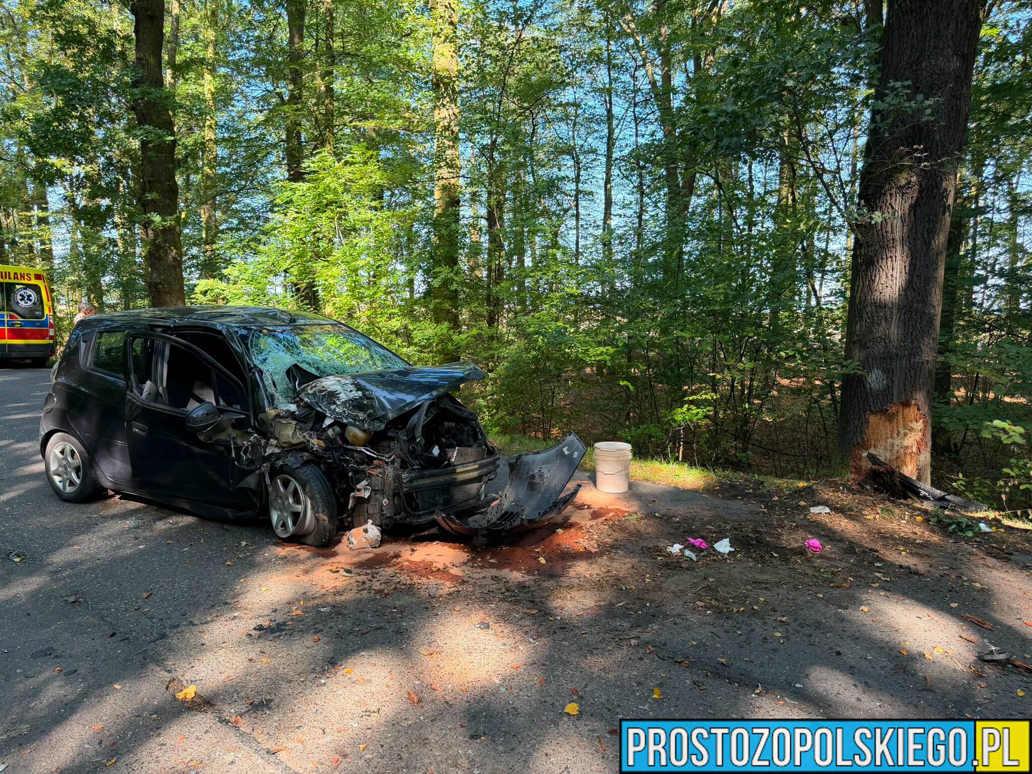 Poważny wypadek w Korfantowie. Samochód uderzył w drzewo, jedna osoba poszkodowana
