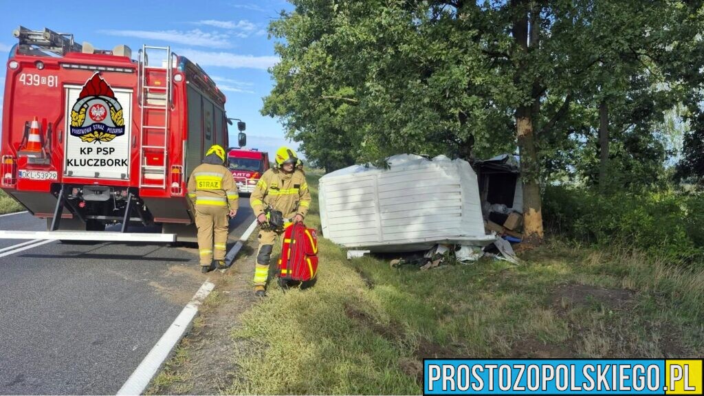 Wypadek na DK11 w pobliżu Kostowa. Dostawczy samochód uderzył w drzewo, jedna osoba w szpitalu