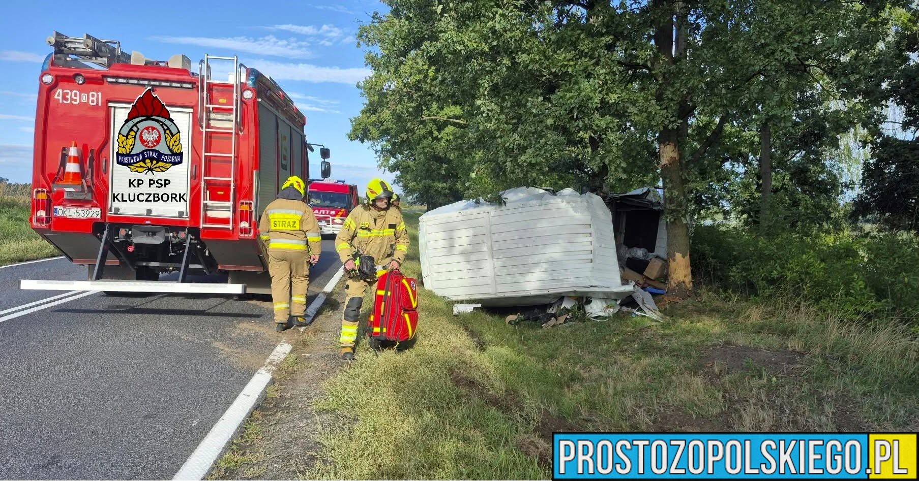 Wypadek na DK11 w pobliżu Kostowa. Dostawczy samochód uderzył w drzewo, jedna osoba w szpitalu