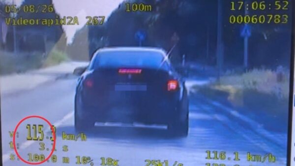 19-latka pędziła BMW 115 km/h w terenie zabudowanym. Nie wiedziała, kto jedzie za nią