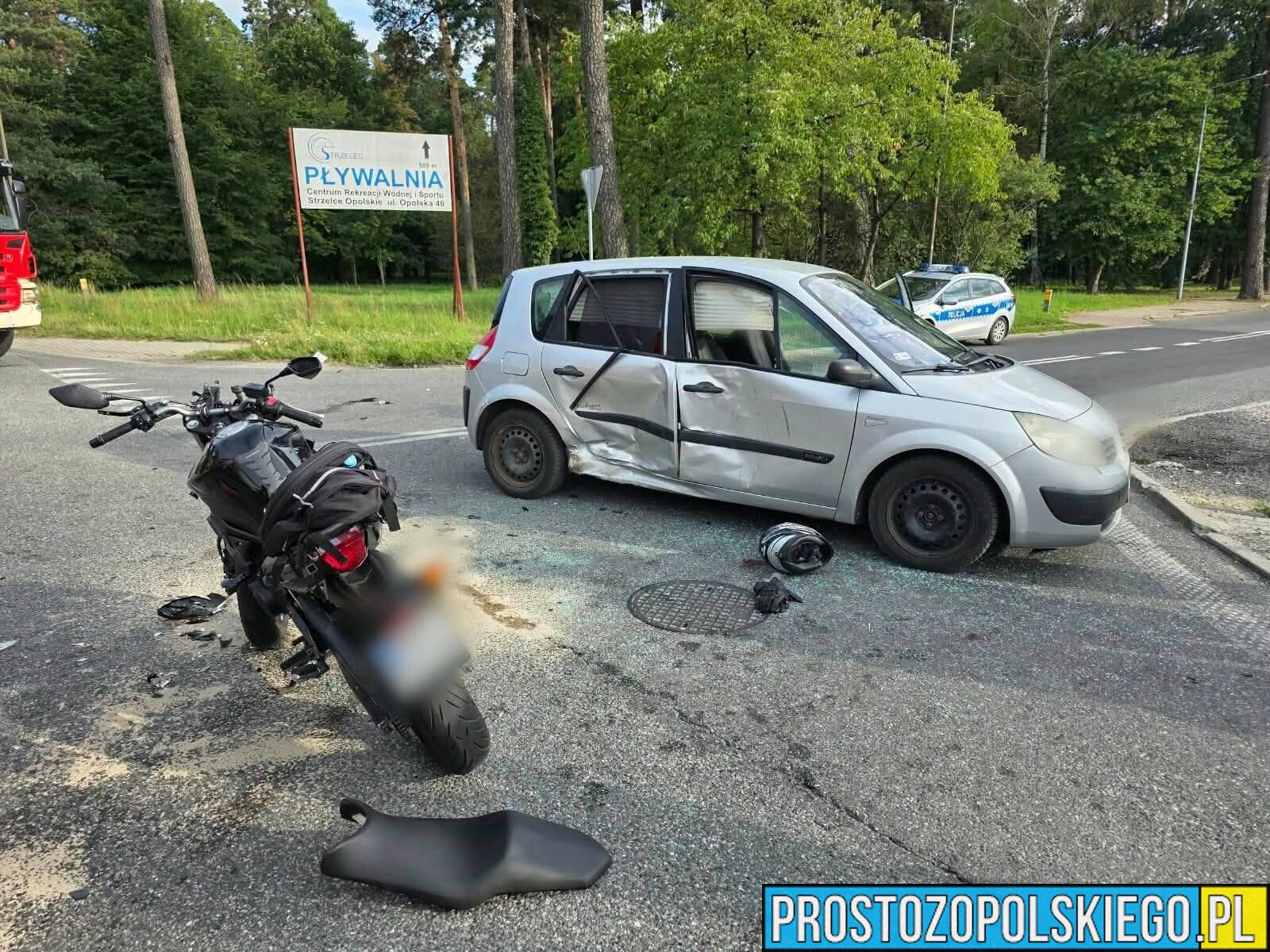 Poważny wypadek w Strzelcach Opolskich. Renault zderzył się z motocyklem, LPR zabrało pasażerkę