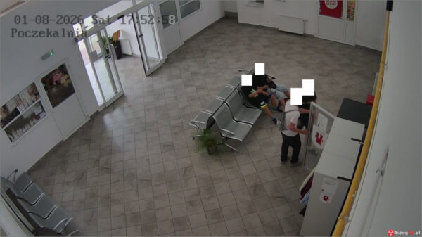 Wandale zniszczyli toalety na dworcu w Grodkowie. Jedzeniem z lodówki społecznej obrzucili ściany