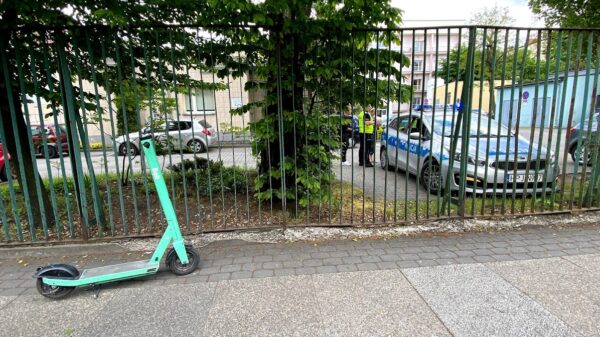 Gogolin: nastolatkowie bez kasków na hulajnodze elektrycznej. Na miejsce wezwano rodziców