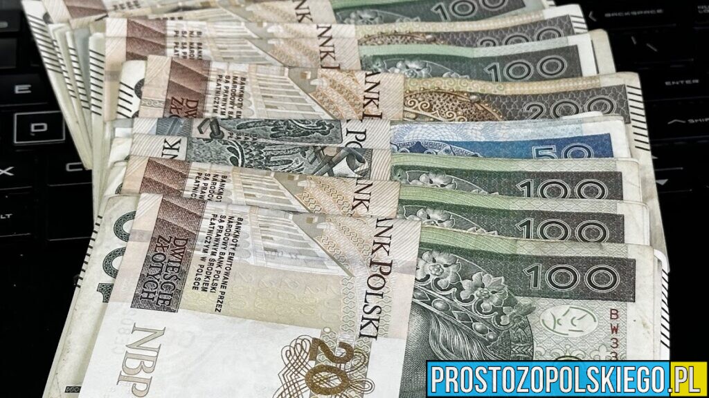 Podszywał się pod bliską osobę. 72-latek stracił blisko 6 tysięcy złotych