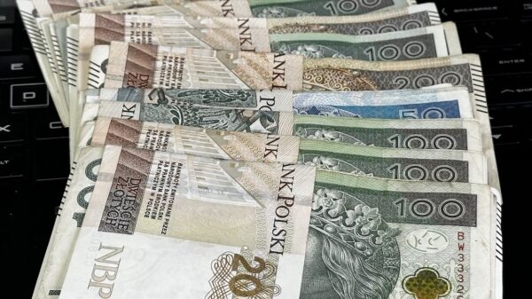 Podszywał się pod bliską osobę. 72-latek stracił blisko 6 tysięcy złotych
