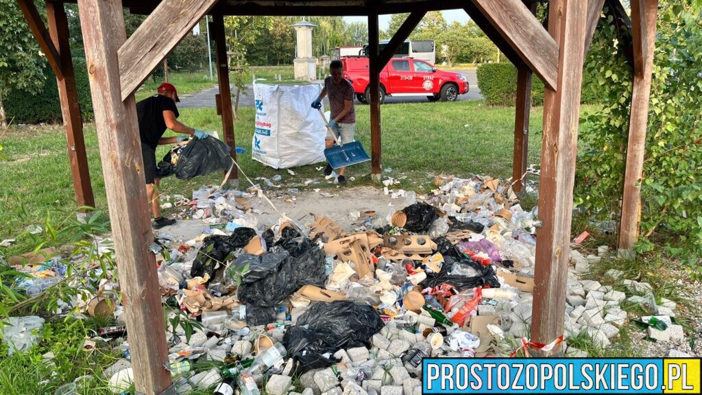 Śmieci po festynie zniknęły z terenu LZS Swornica Czarnowąsy. Druhowie wzięli sprawy w swoje ręce
