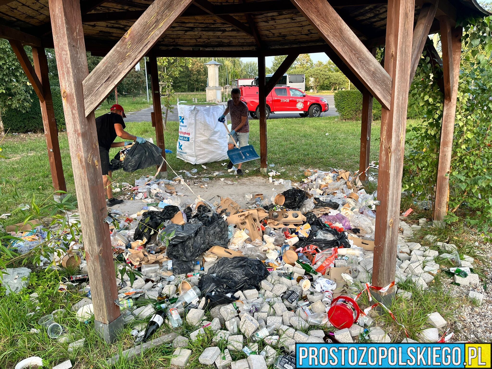 Śmieci po festynie zniknęły z terenu LZS Swornica Czarnowąsy. Druhowie wzięli sprawy w swoje ręce