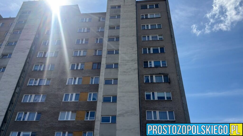 Tragiczne zdarzenie w Brzegu. Mężczyzna wypadł z wieżowca, prokuratura bada okoliczności