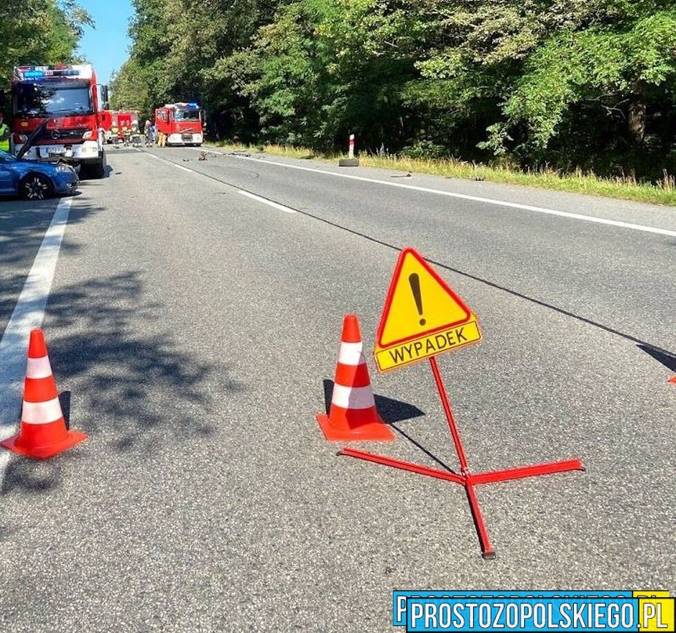 Zderzenie dwóch pojazdów na DW408 w Bierawie. Droga jest całkowicie zablokowana