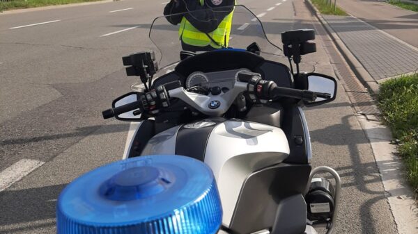 Chciał dać policjantom 200 zł łapówki. Kierowca ciężarówki trafił w kajdankach do komendy