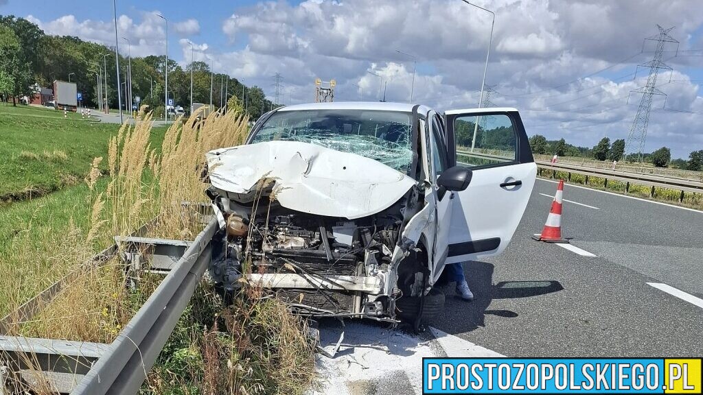 Wypadek na A4 pod Wierzbnikem. Citroën zderzył się z autolawetą. Jedna osoba została ranna.