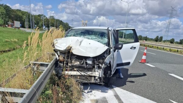 Wypadek na A4 pod Wierzbnikem. Citroën zderzył się z autolawetą. Jedna osoba została ranna.