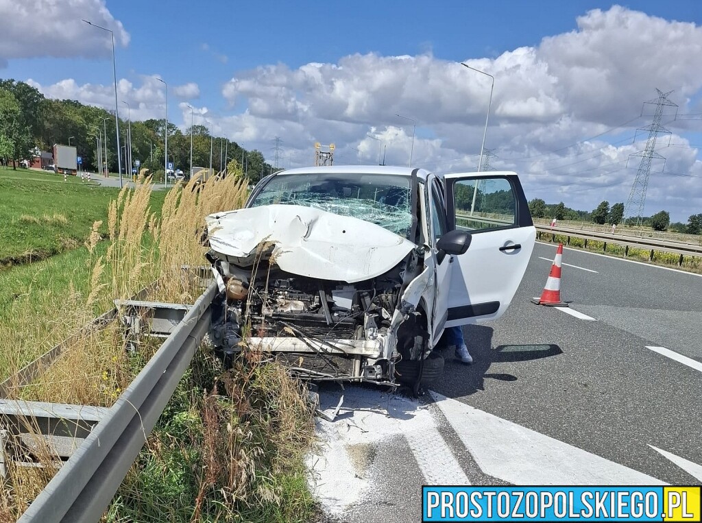Wypadek na A4 pod Wierzbnikem. Citroën zderzył się z autolawetą. Jedna osoba została ranna.