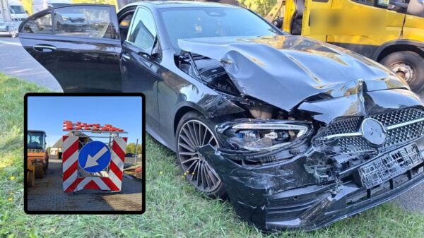 Mercedes uderzył w przyczepę służb drogowych na A4. W aucie była kobieta z dwójką dzieci