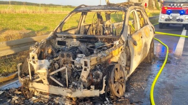Mercedes stanął w ogniu na autostradzie A4. Dwie osoby zdążyły uciec