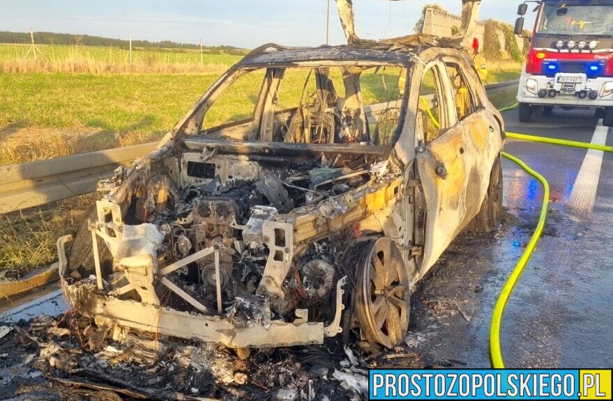 Mercedes stanął w ogniu na autostradzie A4. Dwie osoby zdążyły uciec
