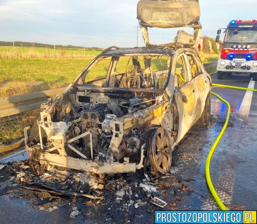 Mercedes stanął w ogniu na autostradzie A4. Dwie osoby zdążyły uciec
