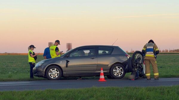 Zderzenie auta i motocykla na trasie Głogówek–Rzepcze. Dwie osoby zabrane do szpitala