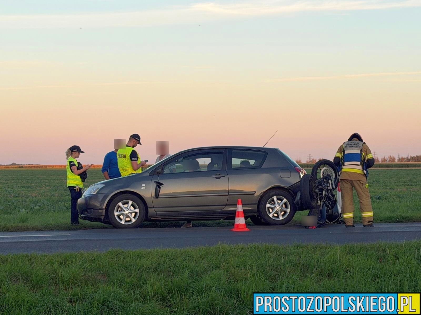 Zderzenie auta i motocykla na trasie Głogówek–Rzepcze. Dwie osoby zabrane do szpitala