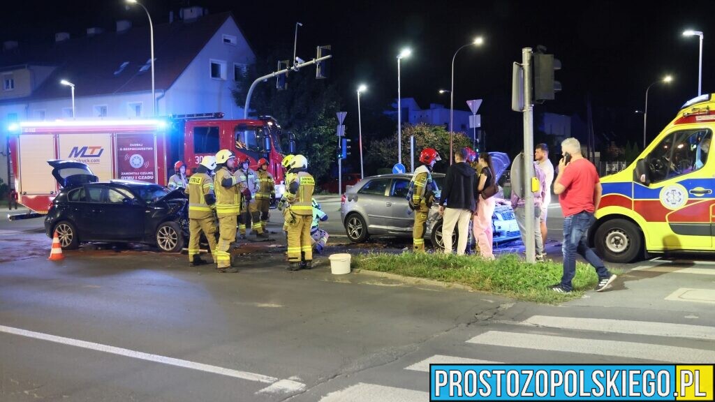 Zderzenie BMW i Audi na skrzyżowaniu w Opolu. Jedna osoba trafiła do szpitala