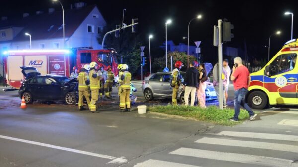 Zderzenie BMW i Audi na skrzyżowaniu w Opolu. Jedna osoba trafiła do szpitala