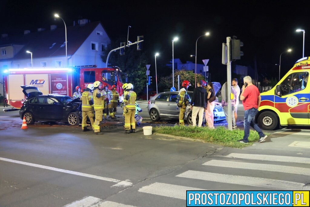 Zderzenie BMW i Audi na skrzyżowaniu w Opolu. Jedna osoba trafiła do szpitala