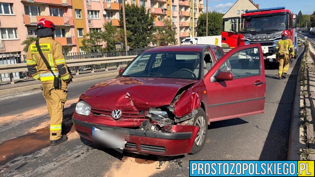 Zderzenie Golfa i Mercedesa na estakadzie w Opolu