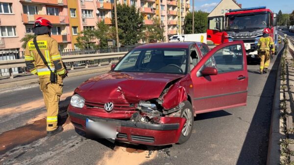 Zderzenie Golfa i Mercedesa na estakadzie w Opolu