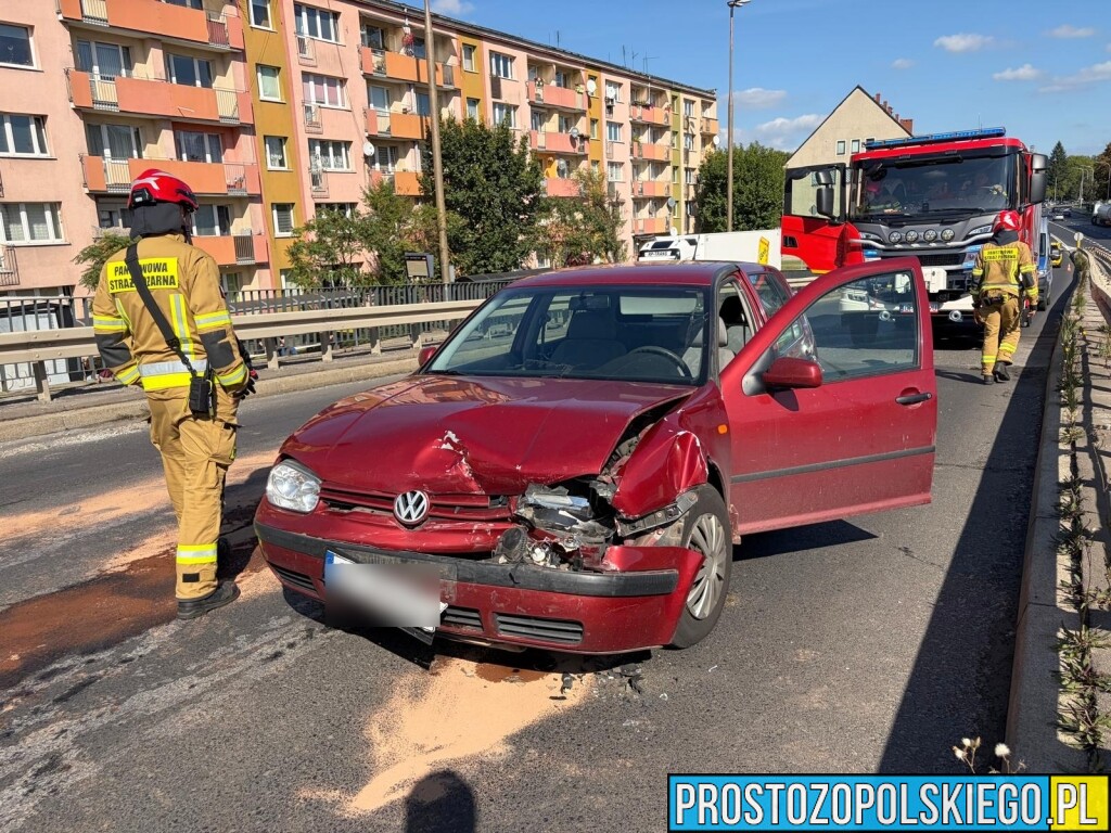 Zderzenie Golfa i Mercedesa na estakadzie w Opolu