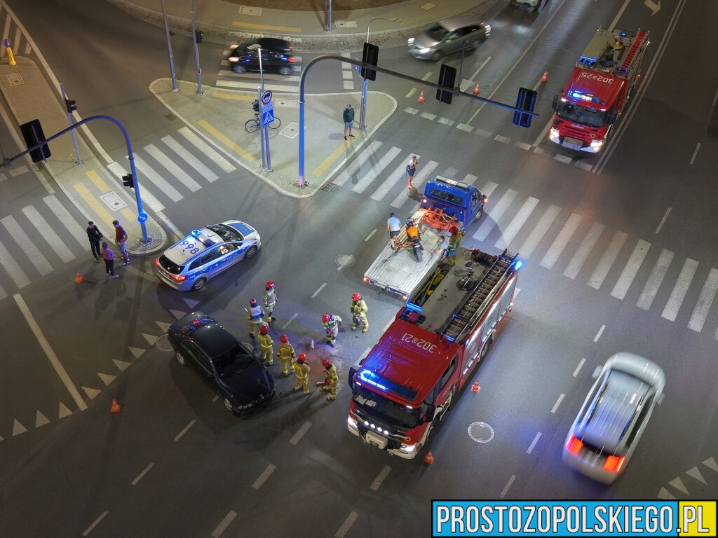 BMW zderzyło się z Kawasaki na skrzyżowaniu w Opolu. Motocyklista ranny