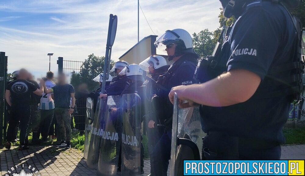 Policjanci zabezpieczali mecz Stal Brzeg – Karkonosze Jelenia Góra. Było spokojnie i bez incydentów