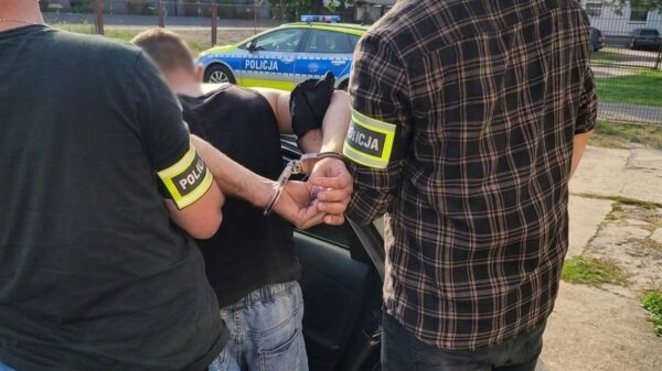 Poszukiwany dwoma listami gończymi wpadł za kierownicą. Miał dwa zakazy prowadzenia pojazdów