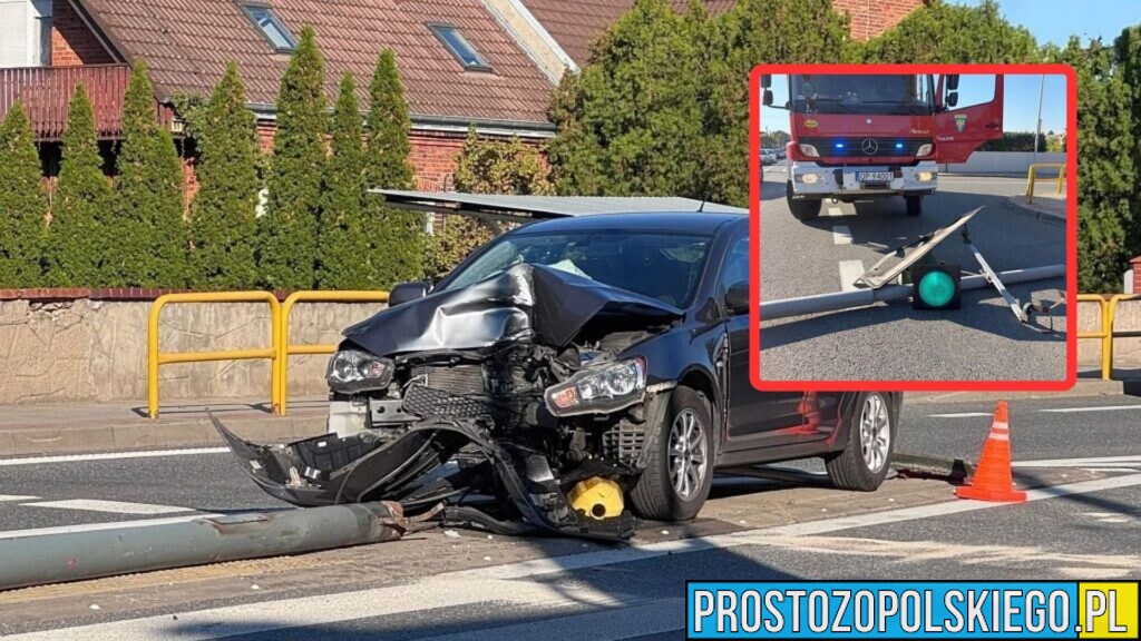 Mitsubishi uderzyło w sygnalizator na DK94 w Nakle. Konstrukcja przewróciła się na jezdnię