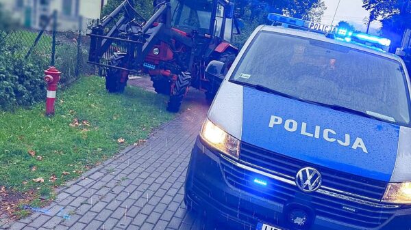 Pijany traktorzysta uderzył w tablicę w Żytniowie. Miał blisko 3 promile