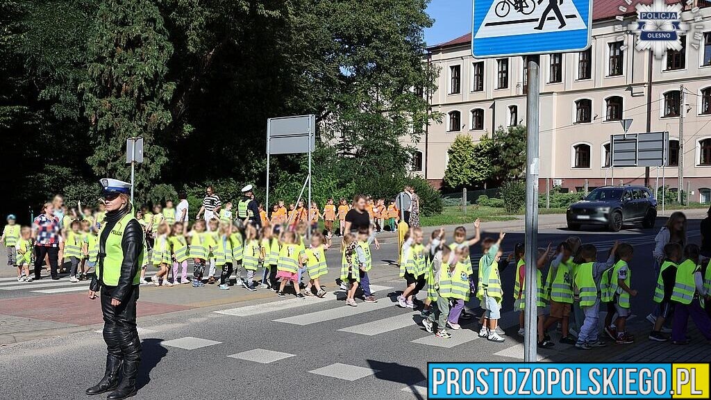 „Bezpieczna droga do szkoły”. Policjanci z powiatu oleskiego kontrolują okolice szkół