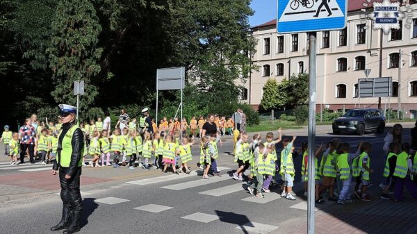 „Bezpieczna droga do szkoły”. Policjanci z powiatu oleskiego kontrolują okolice szkół