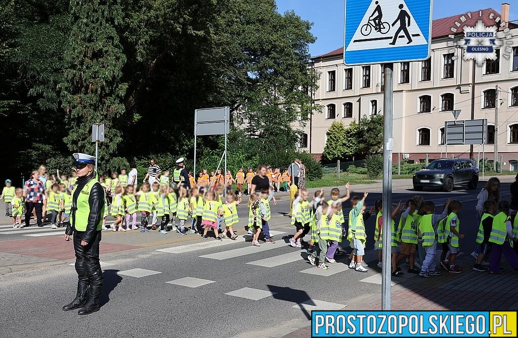 „Bezpieczna droga do szkoły”. Policjanci z powiatu oleskiego kontrolują okolice szkół