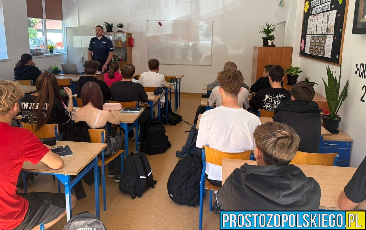 Nowa klasa mundurowa w Namysłowie rozpoczęła zajęcia z policjantami