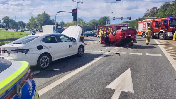 Wypadek na DK46 w Otmuchowie. Zderzyły się trzy pojazdy, jedno auto dachowało