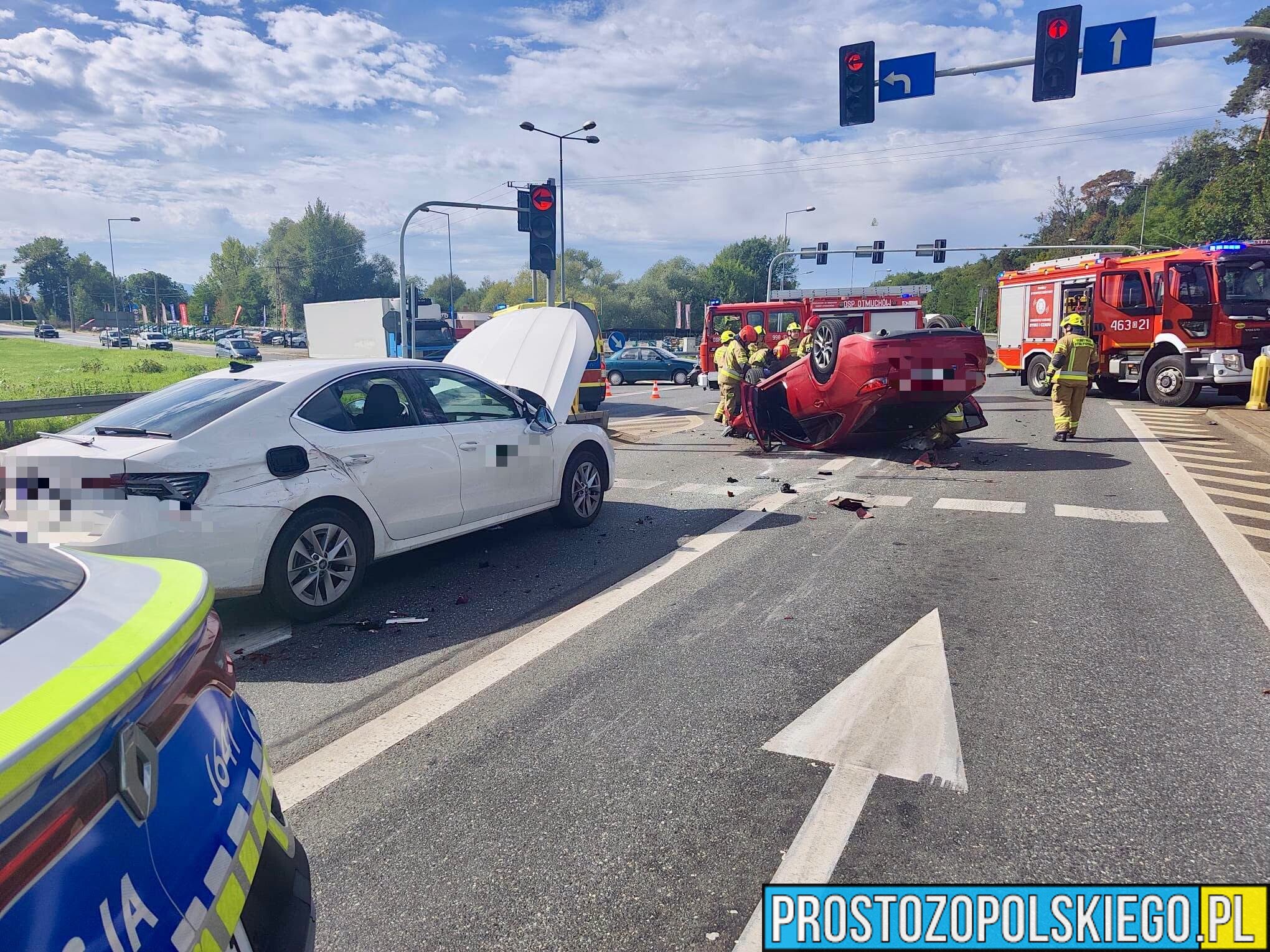 Wypadek na DK46 w Otmuchowie. Zderzyły się trzy pojazdy, jedno auto dachowało