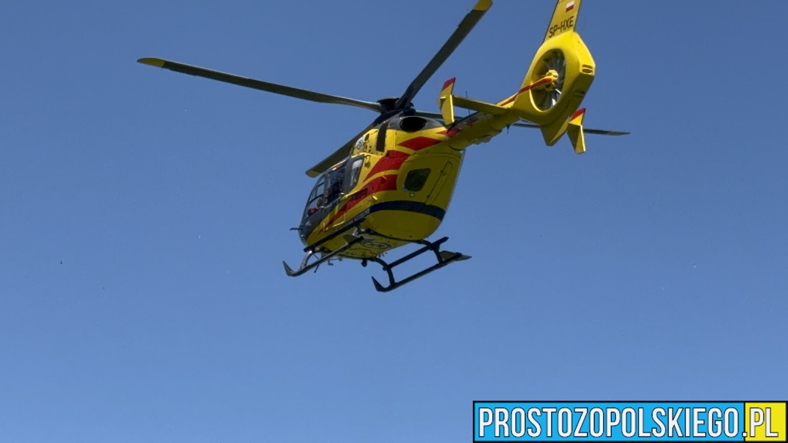 Groźny wypadek w Strobicach. Mężczyzna przygnieciony przez suwnicę. Na miejscu lądował LPR