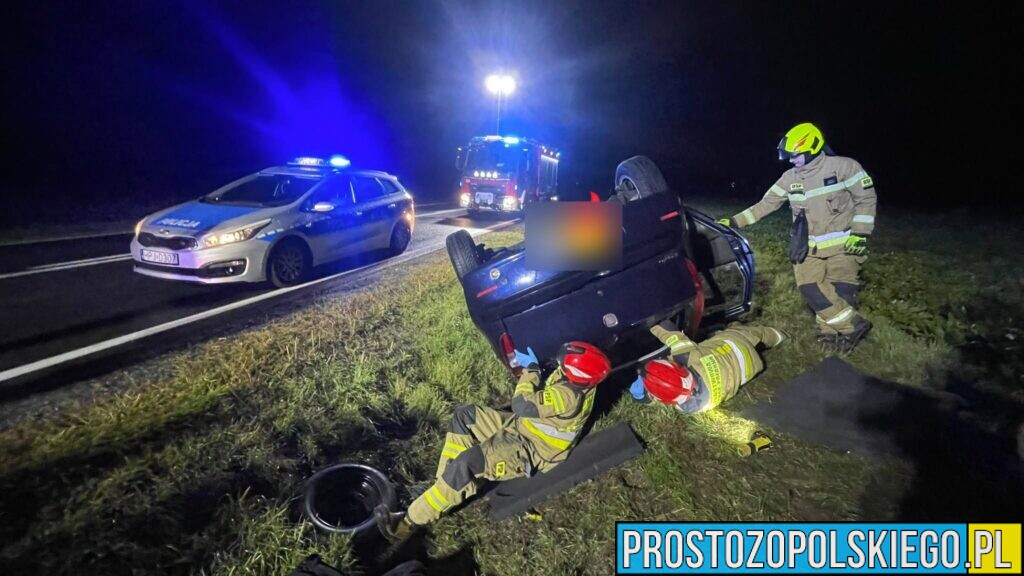 Dachowanie samochodu na DK 11 w Sarnowie. Kierowca wyszedł z auta o własnych siłach