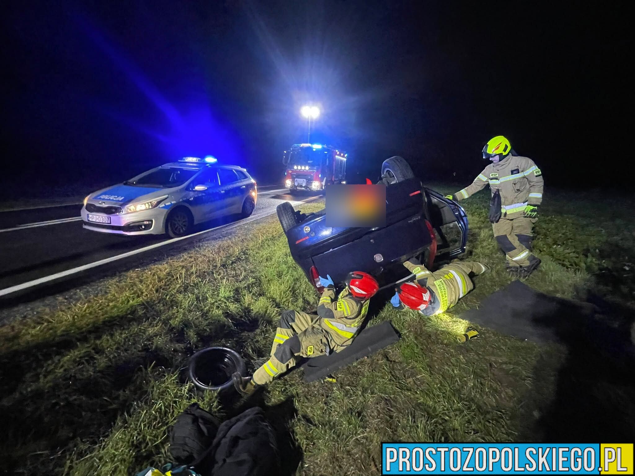 Dachowanie samochodu na DK 11 w Sarnowie. Kierowca wyszedł z auta o własnych siłach