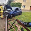 Renault Clio wypadł z drogi na DW414. Auto uderzyło w ogrodzenie