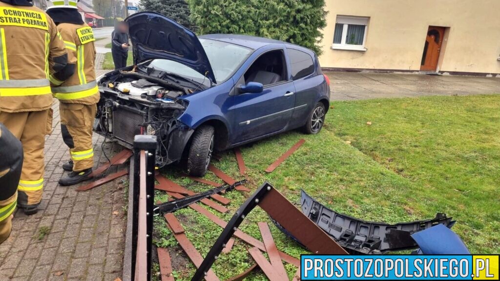 Renault Clio wypadł z drogi na DW414. Auto uderzyło w ogrodzenie